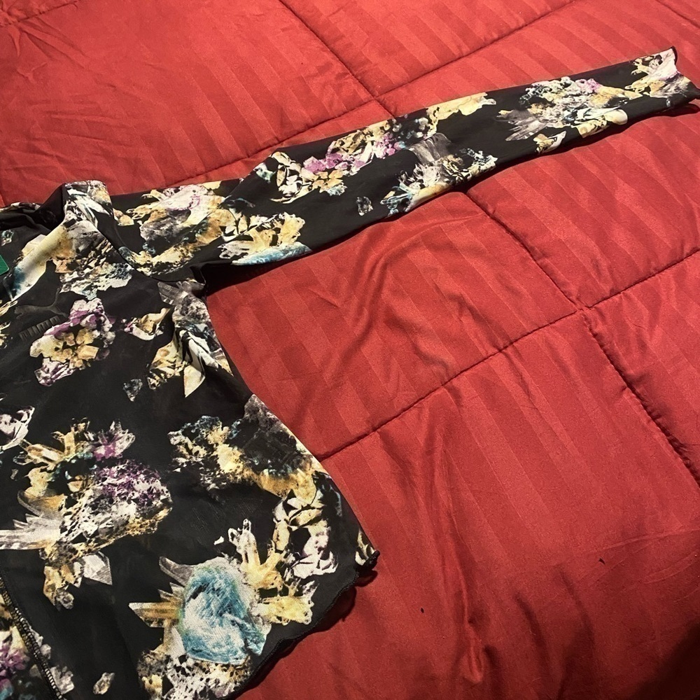 WOMEN'S PUMA CRYSTAL GALAXY PRINTED LONG-SLEEVE FITTED SHIRT - Picture 2 of 3